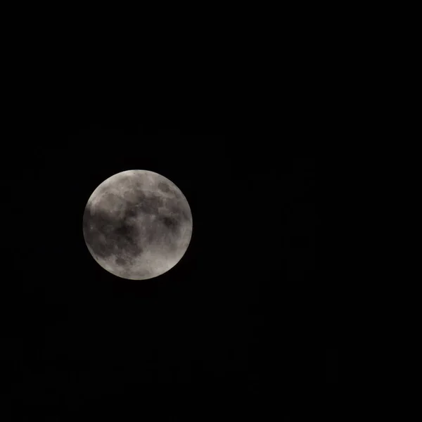 超级月亮在漆黑的夜晚躲在云层后面 月亮在夜晚躲在云层后面 — 图库照片