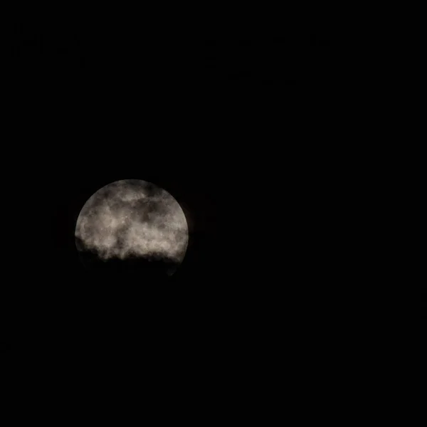 Super Lua Noite Escura Atrás Das Nuvens Lua Esconde Atrás — Fotografia de Stock