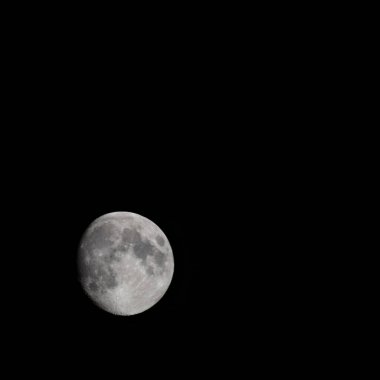 Gece gökyüzünde dolunay, karanlık gecede gökyüzünde büyük süper ay.
