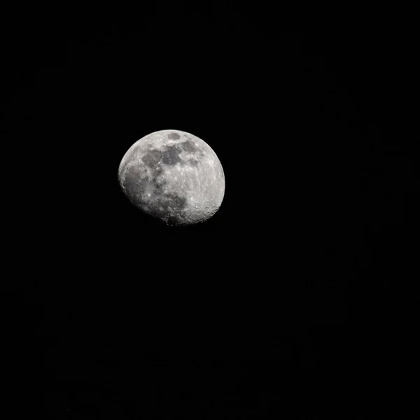 夜空に満月 暗い夜の間に空に偉大なスーパームーン — ストック写真