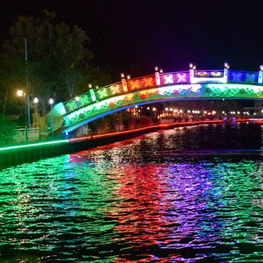 Geceleri Malacca Nehri manzarası, güzel aydınlatılmış bar ve müzikli popüler bir gece hayatı mekanı, Malacca 'daki Malacca Nehri Gece Manzarası, Malezya