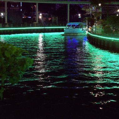 Geceleri Malacca Nehri manzarası, güzel aydınlatılmış bar ve müzikli popüler bir gece hayatı mekanı, Malacca 'daki Malacca Nehri Gece Manzarası, Malezya