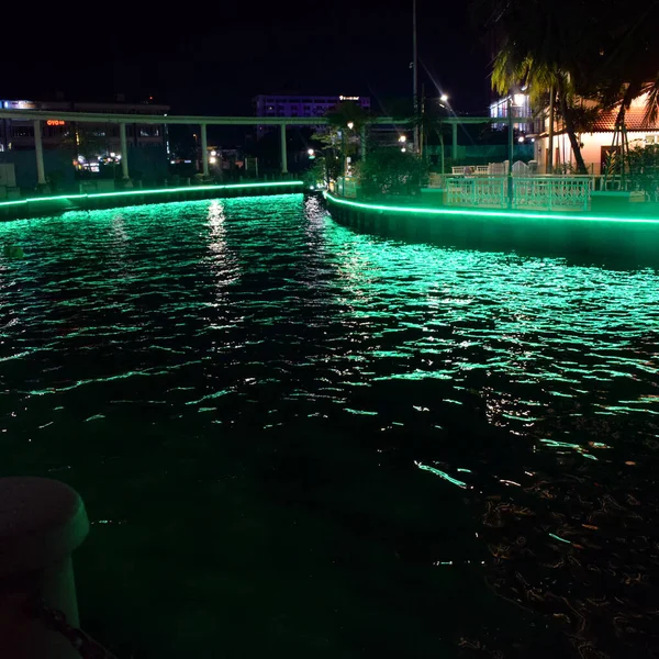 Uitzicht Malakka Rivier Nachts Een Populaire Uitgaansgelegenheid Met Bars Muziek — Stockfoto