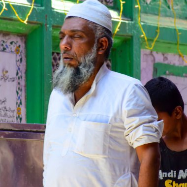 Yeni Delhi Hindistan 13 Mart 2020 Hazrat İçindeki Adam Nizamuddin Dargah Delhi 'de gündüz vakti, Delhi' de EID festivali sırasında Dindar Darah
