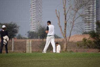 Yeni Delhi Hindistan 3 Mart 2020 Güneşli bir günde sahada oynayan kriket oyuncuları sahada oynayan kriket oyuncuları sahada oynayan kriket oyuncuları