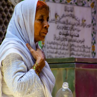 Yeni Delhi Hindistan 13 Mart 2020 Hazrat İçindeki Adam Nizamuddin Dargah Delhi 'de gündüz vakti, Delhi' de EID festivali sırasında Dindar Darah