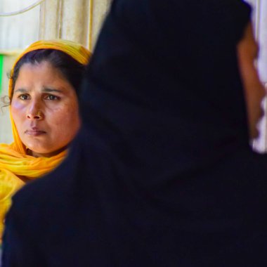 Yeni Delhi Hindistan 13 Mart 2020 Hazrat İçindeki Adam Nizamuddin Dargah Delhi 'de gündüz vakti, Delhi' de EID festivali sırasında Dindar Darah