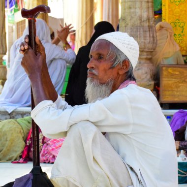Yeni Delhi Hindistan 13 Mart 2020 Hazrat İçindeki Adam Nizamuddin Dargah Delhi 'de gündüz vakti, Delhi' de EID festivali sırasında Dindar Darah