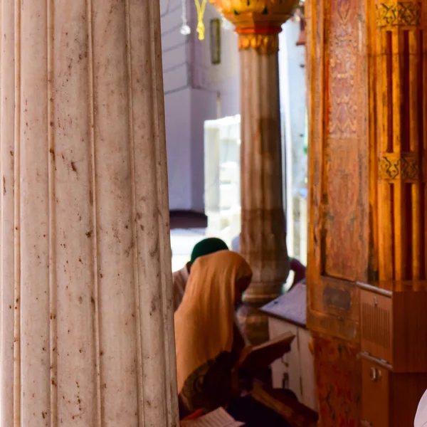 New Delhi India March 2020 Man Hazrat Nizamuddin Dargah Day — Stock Photo, Image