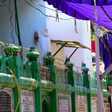 Delhi 'de gündüz vakti Hazrat Nizamuddin Dargah' ın iç görüntüsü, Delhi 'de Dini Darah