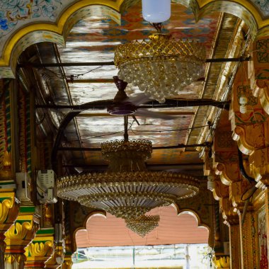 Delhi 'de gündüz vakti Hazrat Nizamuddin Dargah' ın iç görüntüsü, Delhi 'de Dini Darah
