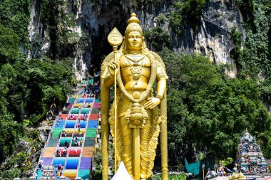 Hindu lordların büyük heykeli Malezya 'daki Batu Mağara Tapınağı' nda, Hindu din tanrısı gündüz Batu Mağaraları 'nın büyük manzarası