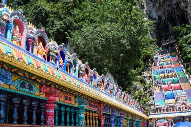 Malezya 'daki güzel doğal kireçtaşı mağarası. Karanlık Mağara 'ya büyük bir oyuktan giriş. Batu mağara tepesindeki ana mağaralardan biri. Kuala Lumpur Malezya