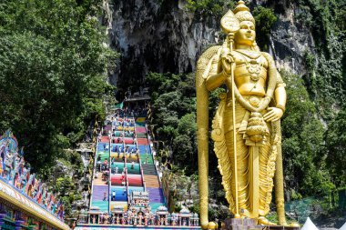 Hindu lordların büyük heykeli Malezya 'daki Batu Mağara Tapınağı' nda, Hindu din tanrısı gündüz Batu Mağaraları 'nın büyük manzarası