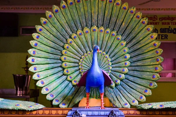 Malezya 'daki güzel doğal kireçtaşı mağarası. Karanlık Mağara 'ya büyük bir oyuktan giriş. Batu mağara tepesindeki ana mağaralardan biri. Kuala Lumpur Malezya
