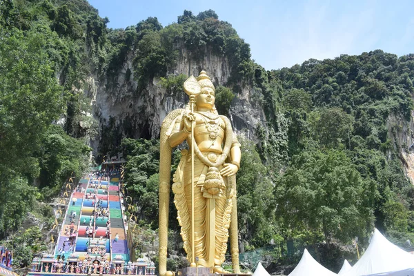 Estátua Grande Senhor Hindu Templo Das Cavernas Batu Malaysia Vista — Fotografia de Stock