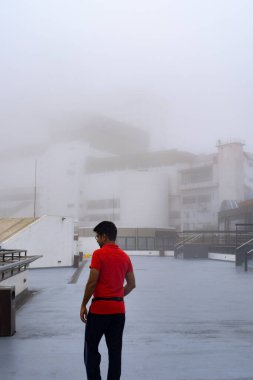Erkek portresi, akıllı sıradan bir adam, Malezya 'nın dağlık arazisinde kendine güveni olan yakışıklı bir adam, Birinci Dünya Plaza, Erkek Hint Model açık hava çekimi