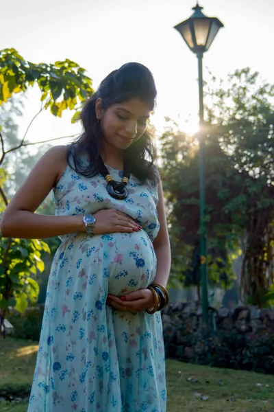 New Delhi Indien Mars 2020 Moderskap Skjuta Pose För Att — Stockfoto