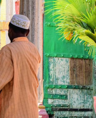 Yeni Delhi Hindistan 13 Mart 2020 - Delhi 'de gündüz vakti Hazrat İçindeki Adam Nizamuddin Dargah, Delhi' de EID festivali sırasında Dindar Darah