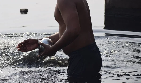 Delhi India Diciembre 2019 Hombre Tomando Baño Río Sagrado Yamuna —  Fotos de Stock