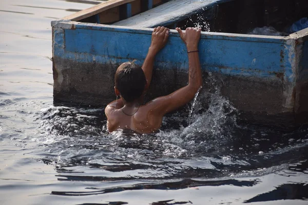 Delhi India Dec 2019 Man Taking Bath Holy River Yamuna — Stock Photo, Image