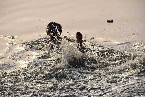 2019 사람들이 델리에서 시간에 야무나 강에서 목욕을 야무나강에서 — 스톡 사진