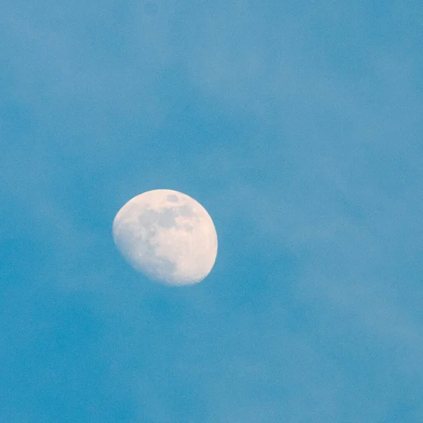 满月在夜空中 大超级月亮在漆黑的夜晚在天空中 — 图库照片