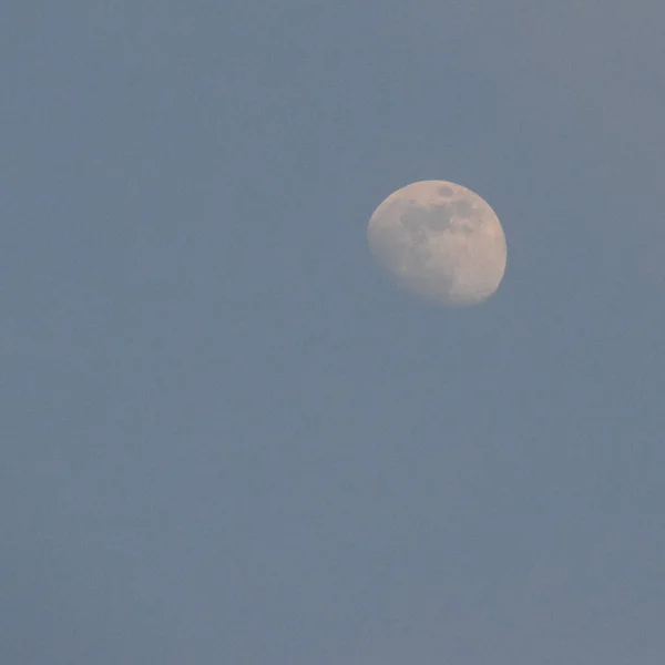 满月在夜空中 大超级月亮在漆黑的夜晚在天空中 — 图库照片