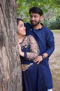 Yeni Delhi Hindistan 25 Kasım 2020 - Yeni Delhi 'de popüler bir turizm merkezi olan Lodhi Garden Delhi' de düğün öncesi fotoğraf çekimi için bir çift poz