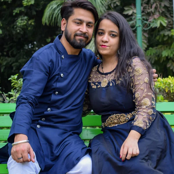 Yeni Delhi Hindistan 25 Kasım 2020 - Yeni Delhi 'de popüler bir turizm merkezi olan Lodhi Garden Delhi' de düğün öncesi fotoğraf çekimi için bir çift poz