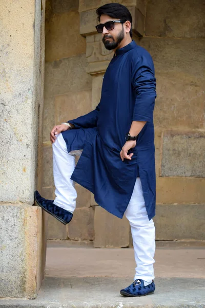 Yeni Delhi Hindistan 3 Mart 2020 - Erkek portresi, akıllı sıradan adam, kendinden emin yakışıklı adam Hauz Khas Köyü Delhi Hindistan, Erkek Hint Model açık hava