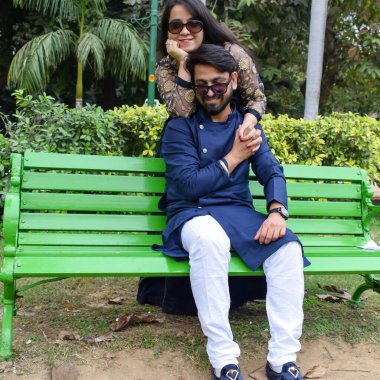 Yeni Delhi Hindistan 25 Kasım 2019 - Yeni Delhi 'de popüler bir turizm merkezi olan Lodhi Garden Delhi' de düğün öncesi fotoğraf çekimi için bir çift poz