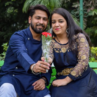 Yeni Delhi Hindistan 25 Kasım 2019 - Yeni Delhi 'de popüler bir turizm merkezi olan Lodhi Garden Delhi' de düğün öncesi fotoğraf çekimi için bir çift poz