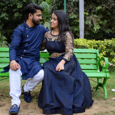 Yeni Delhi Hindistan 25 Kasım 2019 - Yeni Delhi 'de popüler bir turizm merkezi olan Lodhi Garden Delhi' de düğün öncesi fotoğraf çekimi için bir çift poz