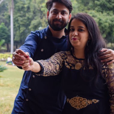 Yeni Delhi Hindistan 25 Kasım 2019 - Yeni Delhi 'de popüler bir turizm merkezi olan Lodhi Garden Delhi' de düğün öncesi fotoğraf çekimi için bir çift poz