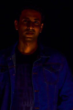 Yeni Delhi Hindistan 30 Mart 2020 - Erkek portresi, akıllı sıradan adam, kendine güveni tam yakışıklı adam Delhi Hindistan stüdyosu, Erkek Hint Model stüdyo çekimi