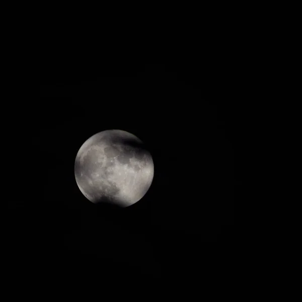 满月在夜空中 伟大的超级月亮在漆黑的夜晚 — 图库照片