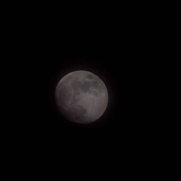 满月在夜空中 伟大的超级月亮在漆黑的夜晚 — 图库照片