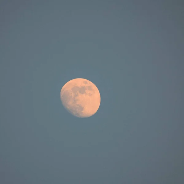 满月在夜空中 伟大的超级月亮在漆黑的夜晚 — 图库照片