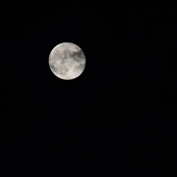 밤하늘의 보름달 어두운 하늘의 초승달 — 스톡 사진