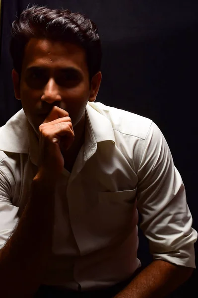 Yeni Delhi Hindistan 3 Mart 2020 - Erkek portresi, akıllı sıradan adam, kendinden emin yakışıklı adam Hauz Khas Köyü Delhi 'de, erkek Hint mankeni açık hava çekimi