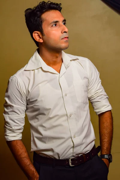 Yeni Delhi Hindistan 3 Mart 2020 - Erkek portresi, akıllı sıradan adam, kendinden emin yakışıklı adam Hauz Khas Köyü Delhi 'de, erkek Hint mankeni açık hava çekimi