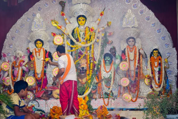 インドのコルカタ 2019年9月29日 南コルカタ ドゥルガ ドゥルガ アイドル インド最大のヒンズー教の祭りで伝統的な外観でドゥルガ女神 — ストック写真