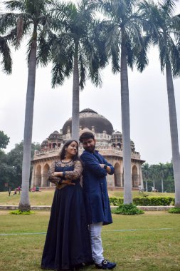 Yeni Delhi Hindistan 25 Kasım 2019 - Yeni Delhi 'de popüler bir turizm merkezi olan Lodhi Garden Delhi' de düğün öncesi fotoğraf çekimi için bir çift poz