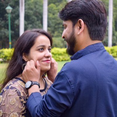 Yeni Delhi Hindistan 25 Kasım 2019 - Yeni Delhi 'de popüler bir turizm merkezi olan Lodhi Garden Delhi' de düğün öncesi fotoğraf çekimi için bir çift poz