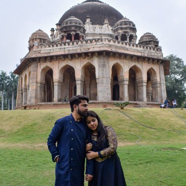 Yeni Delhi Hindistan 25 Kasım 2019 - Yeni Delhi 'de popüler bir turizm merkezi olan Lodhi Garden Delhi' de düğün öncesi fotoğraf çekimi için bir çift poz