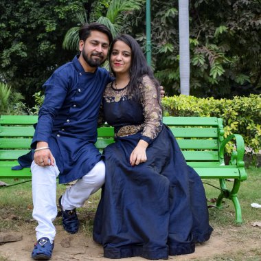 Yeni Delhi Hindistan 25 Kasım 2019 - Yeni Delhi 'de popüler bir turizm merkezi olan Lodhi Garden Delhi' de düğün öncesi fotoğraf çekimi için bir çift poz