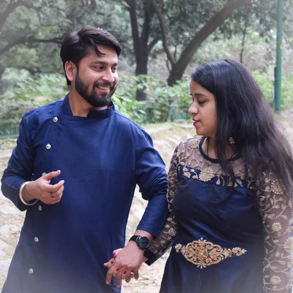 New Delhi Indie Listopada 2019 Para Pozować Sesji Przedślubnej Wewnątrz — Zdjęcie stockowe