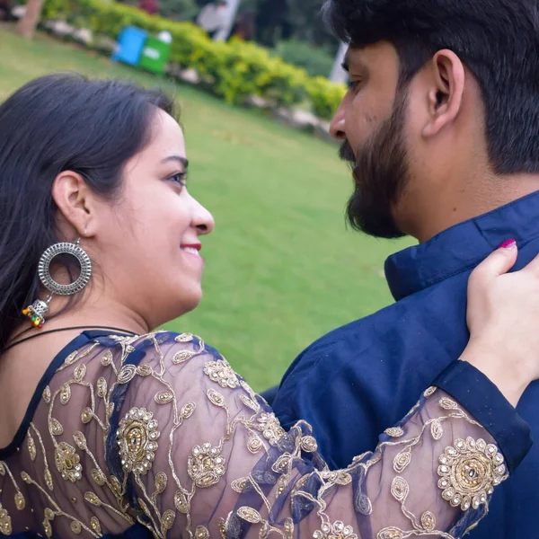 New Delhi Indie Listopada 2019 Para Pozować Sesji Przedślubnej Wewnątrz — Zdjęcie stockowe