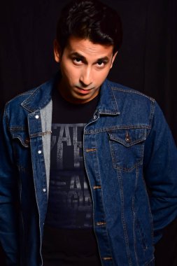 Erkek portresi, akıllı sıradan bir adam, Hauz Khas Köyü 'nün içinde kendine güvenen yakışıklı bir adam Delhi Hindistan' da, erkek Hint mankeni açık hava çekimi